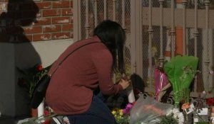 Fusillade en Californie: fleurs et bougies devant un mémorial pour les victimes