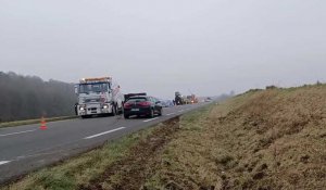 Quevauvillers: un poids lourd transportant des croquettes se couche sur la D1029