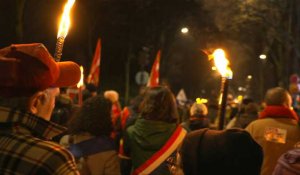 A Paris, marche aux flambeaux contre les retraites