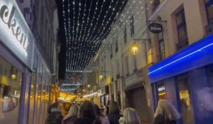 Saint Omer festivités de Noel : rue Louis Martel et place Victor-Hugo illuminées.