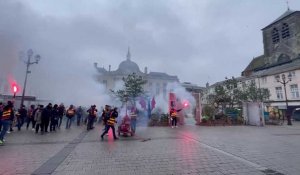 À Châlons-en-Champagne, fumigènes et explosifs s’enchaînent devant l’hôtel de Ville
