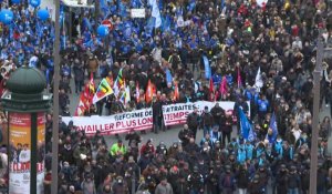 Retraites : le cortège de manifestants arrive à Montparnnasse