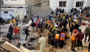 Pakistan: des secouristes fouillent les décombres après l'explosion meurtrière d'une mosquée