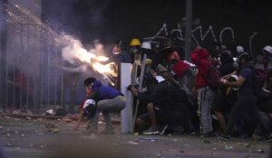 Lima : affrontements autour du Parlement péruvien, les manifestants exigent des élections