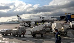 La Grèce charge des tonnes d'aide humanitaire dans un avion à destination de la Turquie