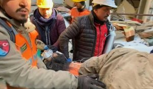 Turquie: 80 heures après le séisme, une jeune fille sortie vivante des décombres