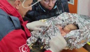 Turquie: Un bébé de 10 jours sauvé après 90 heures sous les décombres