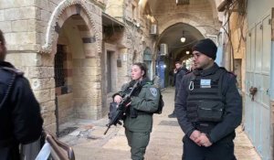 Des membres des forces israéliennes montent la garde après une attaque au couteau à Jérusalem