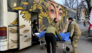 Ukraine: sur la route avec un "bataillon médical" de bénévoles