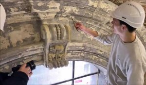 Le sculpteur Jordan Busnel répare les pierres de la cathédrale de Cambrai endommagées par le temps