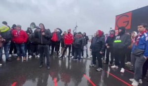 Football: les supporters de Valenciennes manifestent contre la direction du club devant le stade du Hainaut