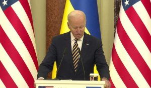 Depuis Kiev, Biden annonce des livraisons d'armements supplémentaires à l'Ukraine
