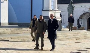 Joe Biden visite un mémorial à Kiev avec Volodymyr Zelensky
