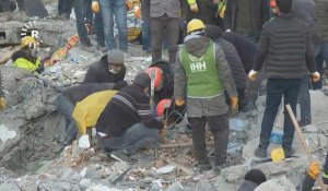 Des secouristes recherchent des survivants du tremblement de terre à Diyarbakir, en Turquie