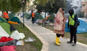 Turquie: Des survivants tentent de se réchauffer dans un camp de fortune à Antakya