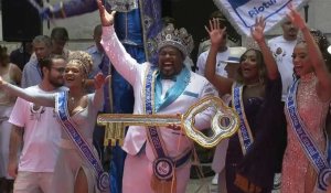 Le maire de Rio remet les clés de la ville au roi du carnaval