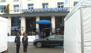 Conférence de Munich: policiers et membres de la sécurité à l'entrée de l'hôtel Bayerischer Hof