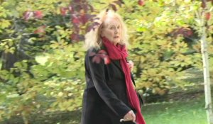 Nobel de littérature : Annie Ernaux sort de sa maison de Cergy après l'annonce du prix