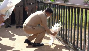 Le Premier ministre thaïlandais dépose des fleurs devant la crèche visée par la tuerie