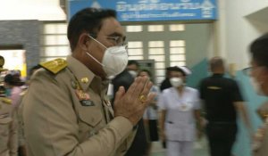 Le Premier ministre thaïlandais se rend à l'hôpital où se trouvent les survivants de la fusillade