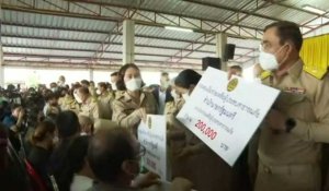 Le Premier ministre thaïlandais visite la crèche après la tuerie