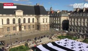 VIDÉO. Un drapeau breton de 1 400 m2 recouvre la place du Parlement à Rennes