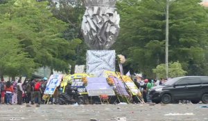 Des fleurs déposées devant le stade après la bousculade mortelle en Indonésie