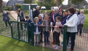Le maire d'Homblières, accompagné d'enfants a inauguré l'aire de jeux
