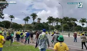 Brésil: affrontements entre policiers et bolsonaristes massés devant le Congrès