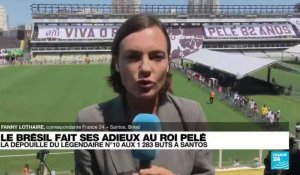 Le Brésil fait ses adieux au roi Pelé : la dépouille du légendaire n°10 trône au centre du stade de Santos