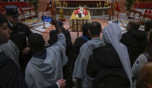 Derniers hommages devant la dépouille du défunt pape