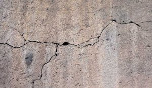 Fissures qui apparaissent sur un mur : quand faut-il s’inquiéter?