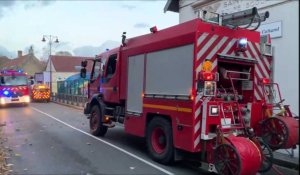 Saint-Léonard :  un coffre électrique, fixé au mur de la bibliothèque municipale, prend feu