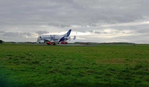 Le Beluga XL embourbé à l'aéroport de Méaulte