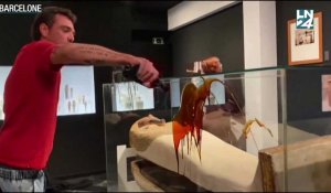 Des activistes écologistes versent du faux sang sur des vitrines au musée égyptien à Barcelone
