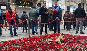 Turquie : des fleures déposées en hommage aux victimes de l'explosion à Istanbul