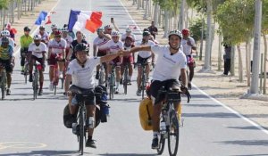 A vélo, de Paris à Doha : le pari fou de deux Français venus assister au Mondial au Qatar
