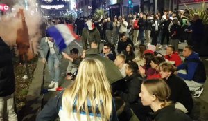 Joie des supporters des Bleus devant le Buzz Sports Bar rue Royale à Calais