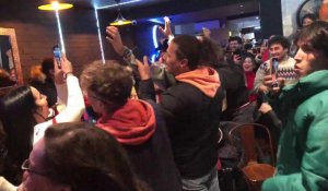 Explosion de joie chez les supporters marocains lillois après la victoire contre le Portugal en quart de finale