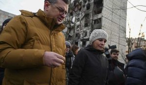 À Kharkiv, la cheffe de la diplomatie allemande promet des aides, Kyiv demande des chars