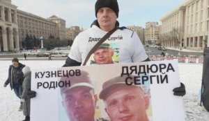 Des familles de prisonniers de guerre ukrainiens manifestent à Kiev pour les retrouver