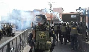 Affrontements entre la police péruvienne et des manifestants à Lima
