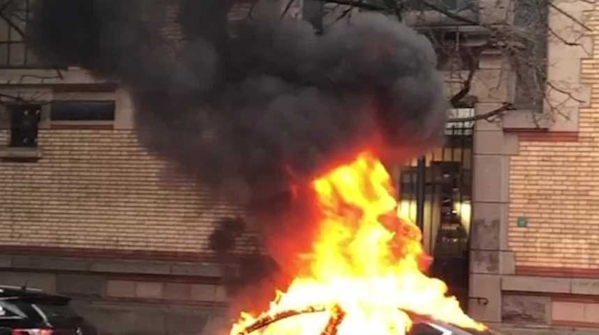 VIDEO - Une Tesla incendiée à Rennes lors des manifestations