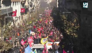 Retraites: des milliers de manifestants défilent à Marseille