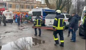 Ukraine: les services d'urgence près d'un jardin d'enfants après le crash d'un hélicoptère