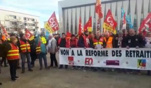 Ambiance avant le départ des manifestants contre la réfome des retraites dans les rues de Calais jeudi 19 janvier 2023