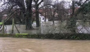 Tournehem-sur-la-Hem : la rivière en crue, déchaînée, inquiète dans le village