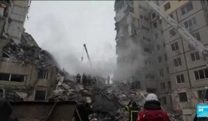 Frappe russe à Dnipro : les secouristes continuent de fouiller les décombres
