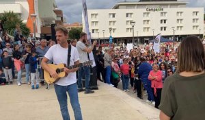 Alès: Charlie Boisseau interprète l'hymne officiel, lors d'un flashmob géant sur la place des Martyrs pour la candidature de la capitale française de la culture.