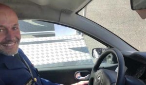 Le chef de corps Vazquez explique pourquoi il faut porter la ceinture de sécurité en essayant la voiture tonneau à la journée portes ouvertes de la police du Condroz.